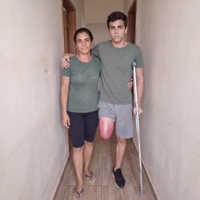 Gabriel com a mãe e a irmã Mel