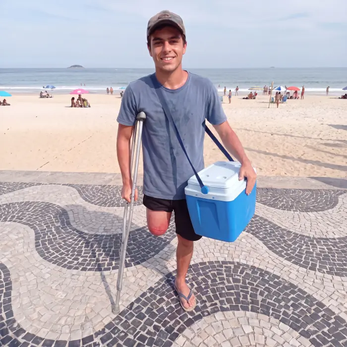 Gabriel de muleta no calçadão da praia